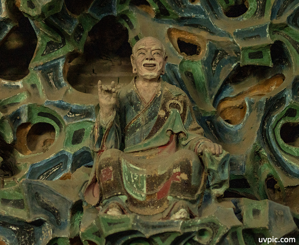 探寻隆兴寺摩尼殿内的倒坐观音